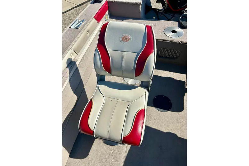 Slide: The Image of Red and white seat on 2000 SMOKERCRAFT 161 Pro Mag boat. - 37