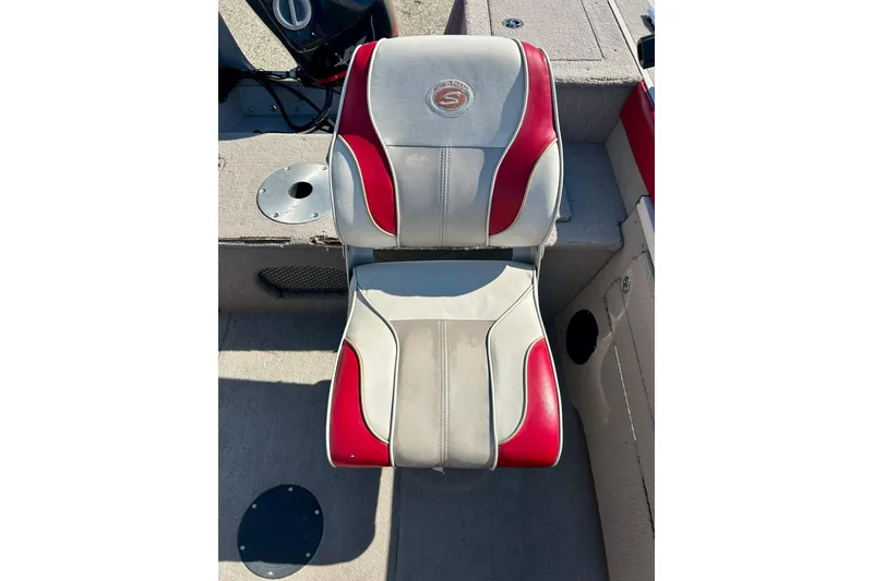 Slide: The Image of 2000 SMOKERCRAFT 161 Pro Mag boat seat with red and white upholstery. - 39