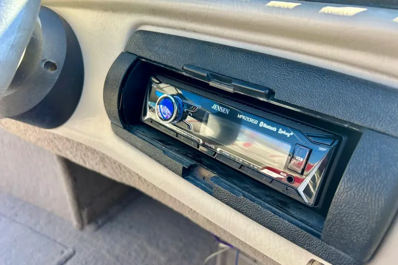 Slide: The Image of Jensen stereo system in 2000 SMOKERCRAFT 161 Pro Mag boat dashboard. - 7