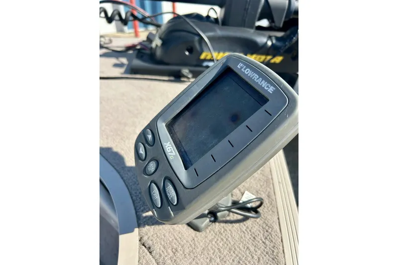 Slide: The Image of Lowrance fish finder on 2000 SMOKERCRAFT 161 Pro Mag boat dashboard. - 9