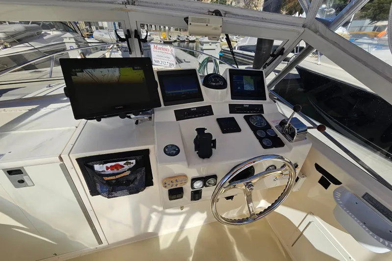 Slide: The Image of Helm of 2006 Carolina Classic 25 Express boat with navigation equipment and steering wheel. - 9