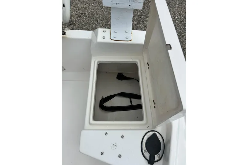 Slide: The Image of 1997 Wellcraft 160 Fisherman boat compartment with white hatch and metal hinges. - 29