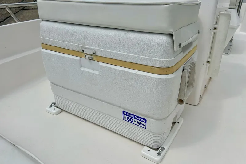 Slide: The Image of 1997 Wellcraft 160 Fisherman boat deck with hatch and metal hinges. - 6