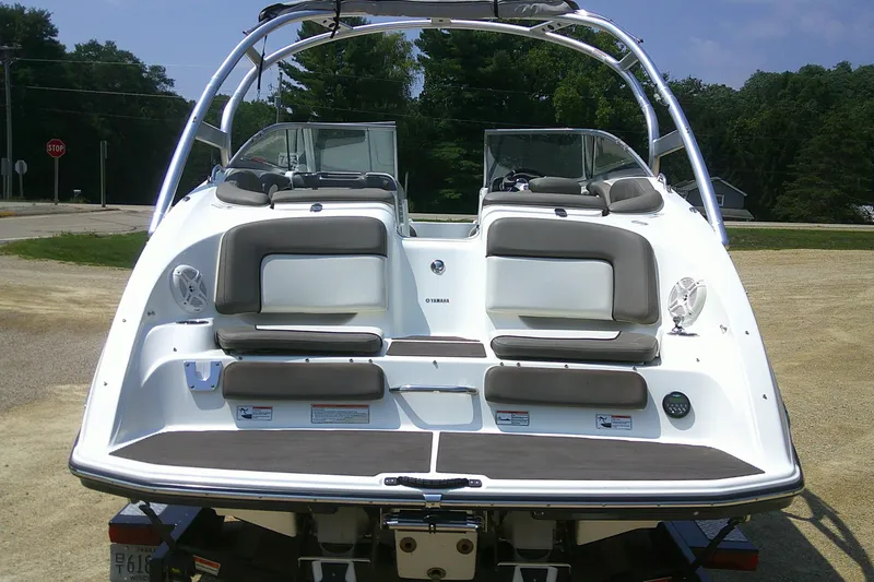 Slide: The Image of 2010 Yamaha Boats 242 Limited S, rear view, showcasing seating and swim platform. - 25