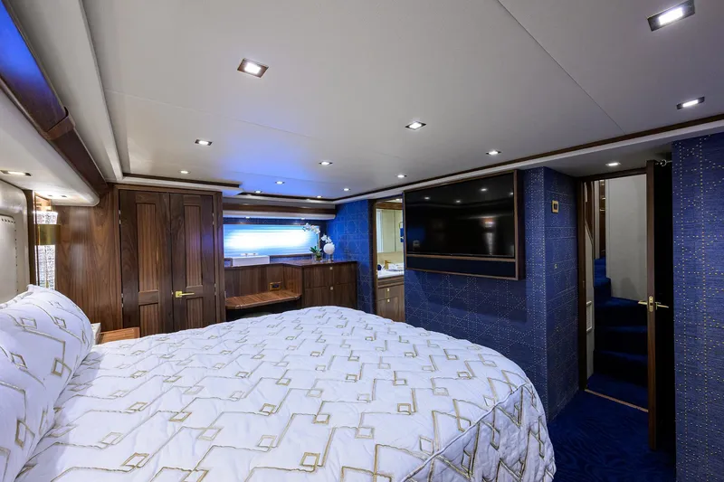 Slide: The Image of Viking 80 KEMOSABE - Master Stateroom - 10