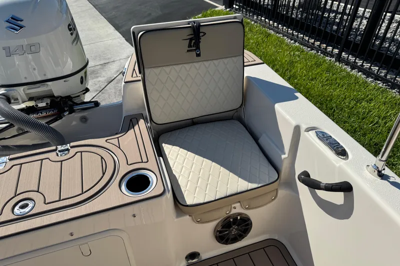Slide: The Image of 2020 Carolina Skiff 21 LS DC boat with Suzuki 140 engine and cushioned seating. - 42