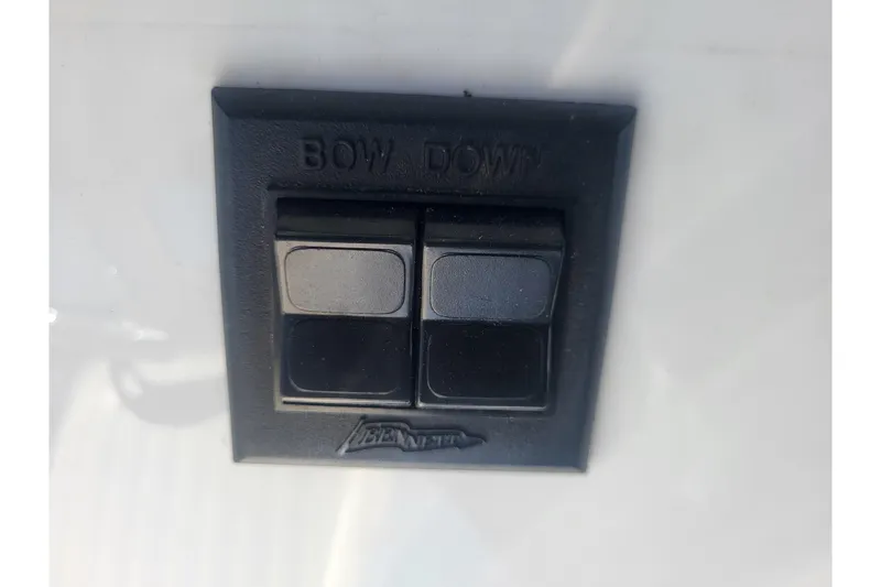 Slide: The Image of Bennett trim tab control panel on 2005 Stamas 310 Tarpon boat. - 51