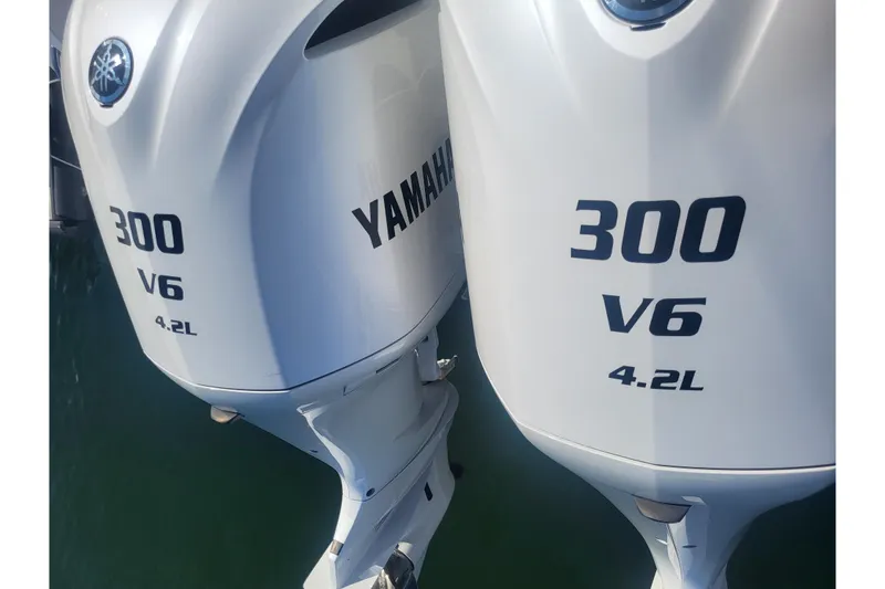 Slide: The Image of Yamaha 300 V6 4.2L outboard engines on a 2005 Stamas 310 Tarpon boat. - 74