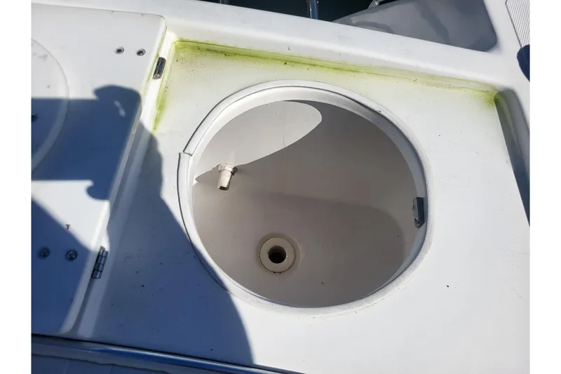 Slide: The Image of Livewell on 2005 Stamas 310 Tarpon boat, showing interior and drain. - 83
