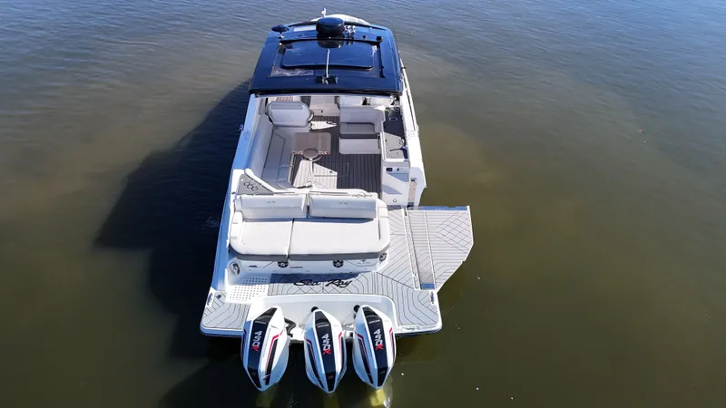 Slide: The Image of Sea Ray 400 SLXRE 2021 - 13