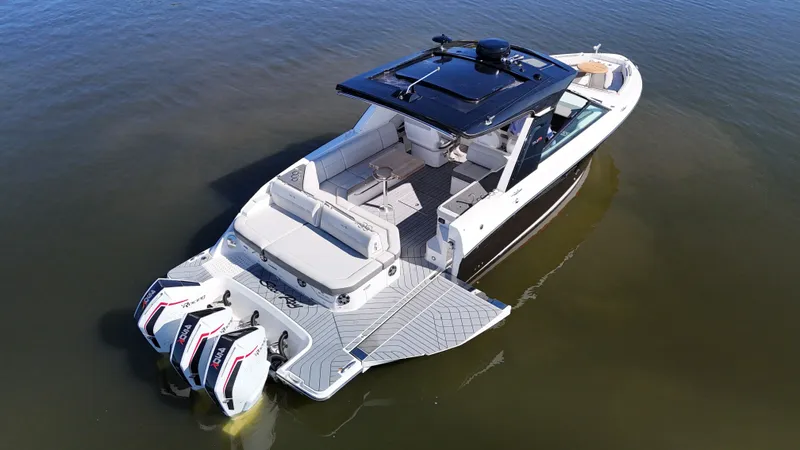 Slide: The Image of Sea Ray 400 SLXRE 2021 - 14