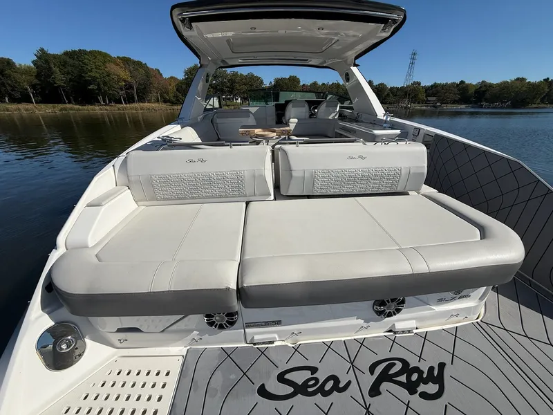 Slide: The Image of Sea Ray 400 SLXRE 2021 - 17