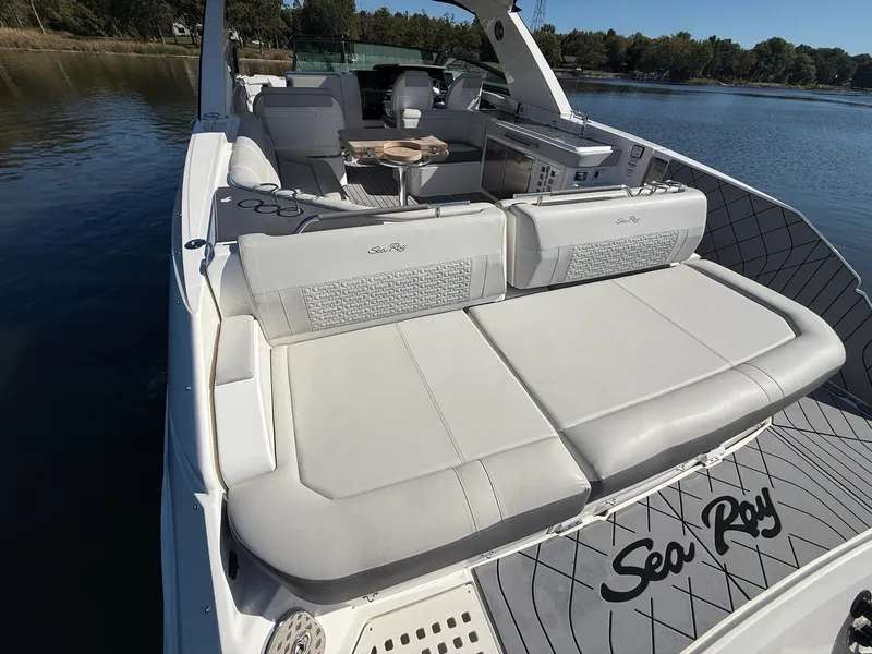 Slide: The Image of Sea Ray 400 SLXRE 2021 - 18