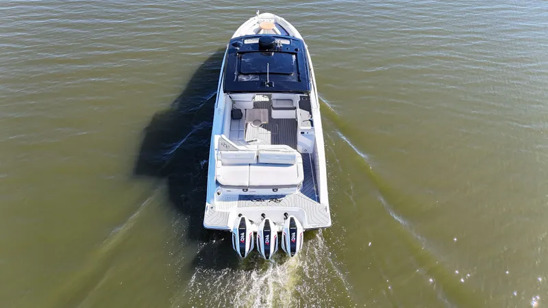 Slide: The Image of Sea Ray 400 SLXRE 2021 - 2