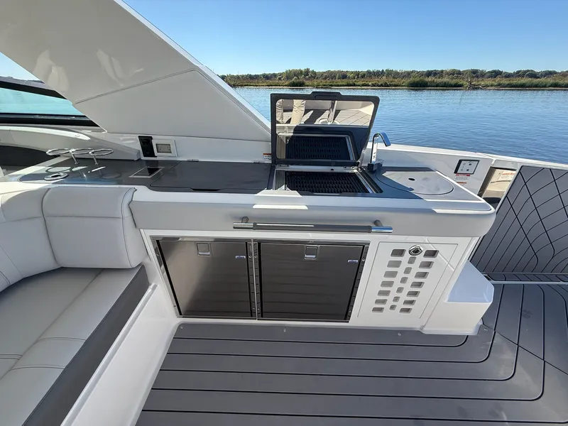 Slide: The Image of Sea Ray 400 SLXRE 2021 - 23