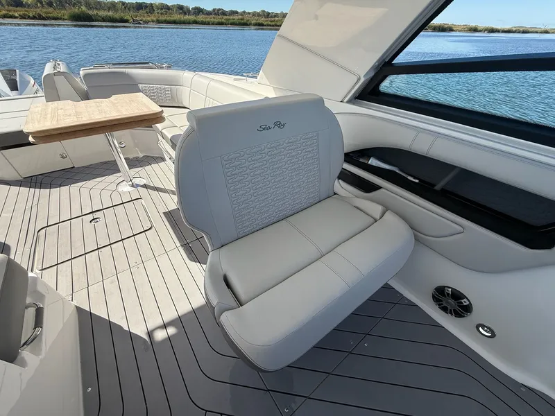 Slide: The Image of Sea Ray 400 SLXRE 2021 - 25