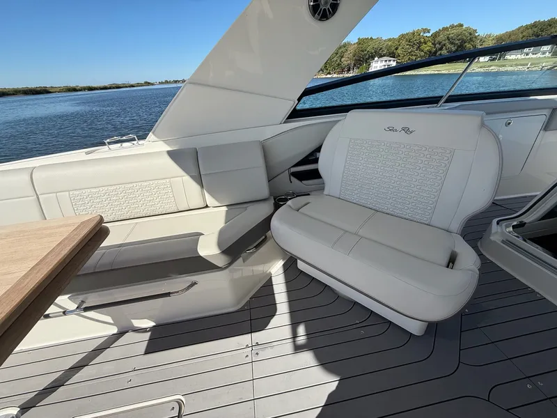 Slide: The Image of Sea Ray 400 SLXRE 2021 - 26