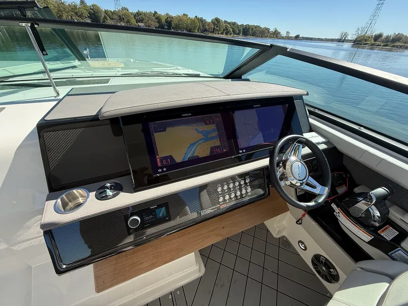 Slide: The Image of Sea Ray 400 SLXRE 2021 - 29