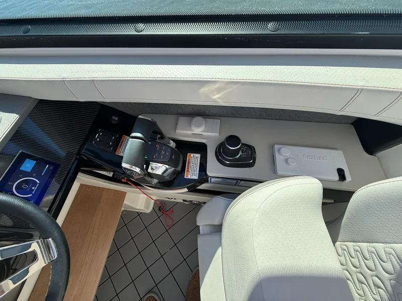 Slide: The Image of Sea Ray 400 SLXRE 2021 - 31