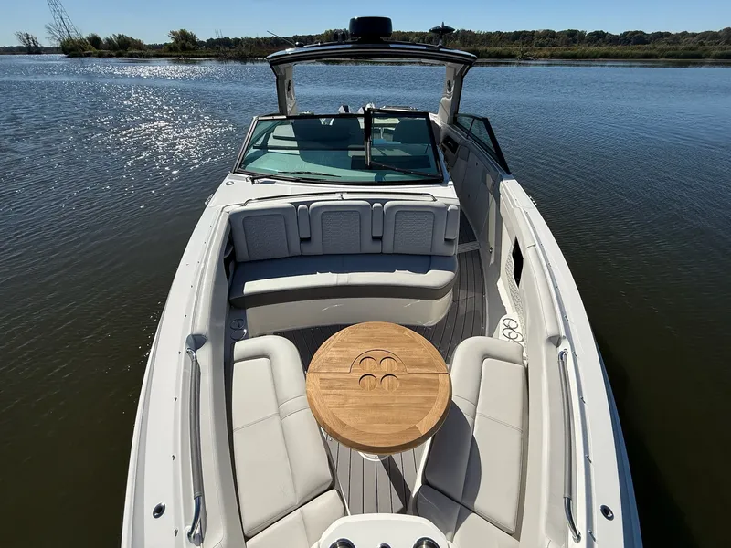 Slide: The Image of Sea Ray 400 SLXRE 2021 - 33