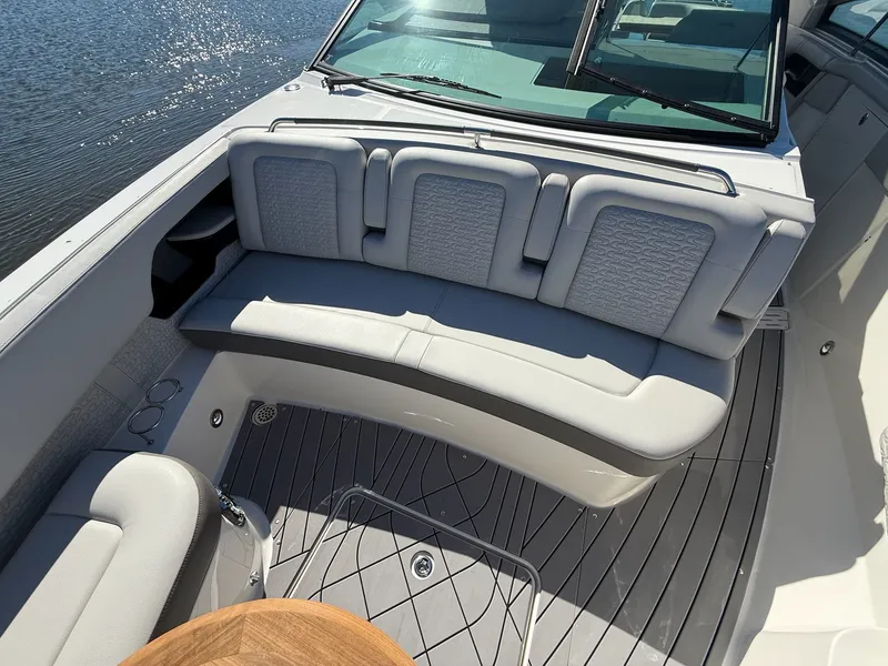 Slide: The Image of Sea Ray 400 SLXRE 2021 - 34