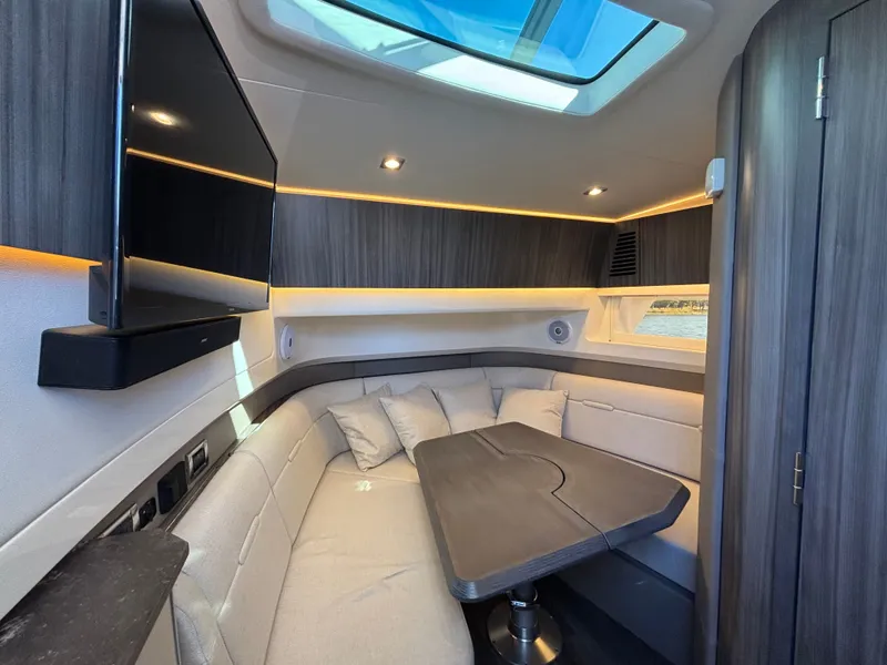 Slide: The Image of Sea Ray 400 SLXRE 2021 - 37