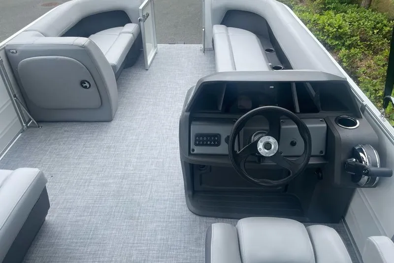 Slide: The Image of Sun Tracker Party Barge 18 DLX 2026 - 68