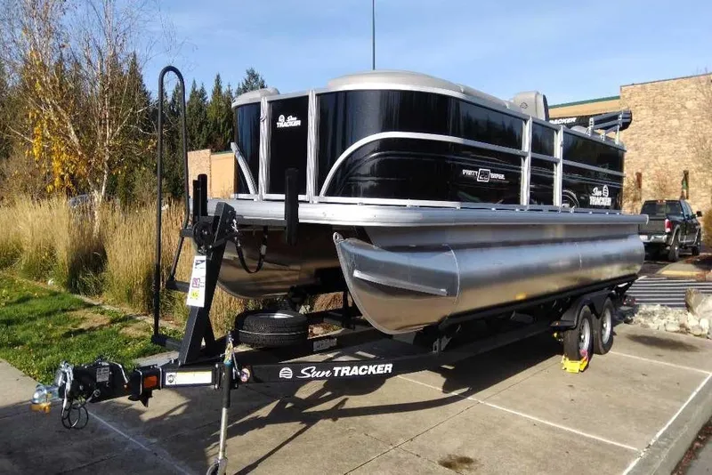 Slide: The Image of Sun Tracker Party Barge 22 DLX 2026 - 89