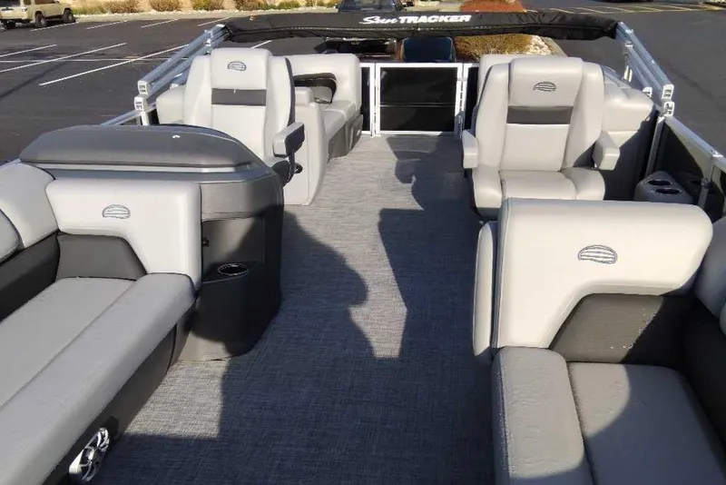 Slide: The Image of Sun Tracker Party Barge 22 DLX 2026 - 90