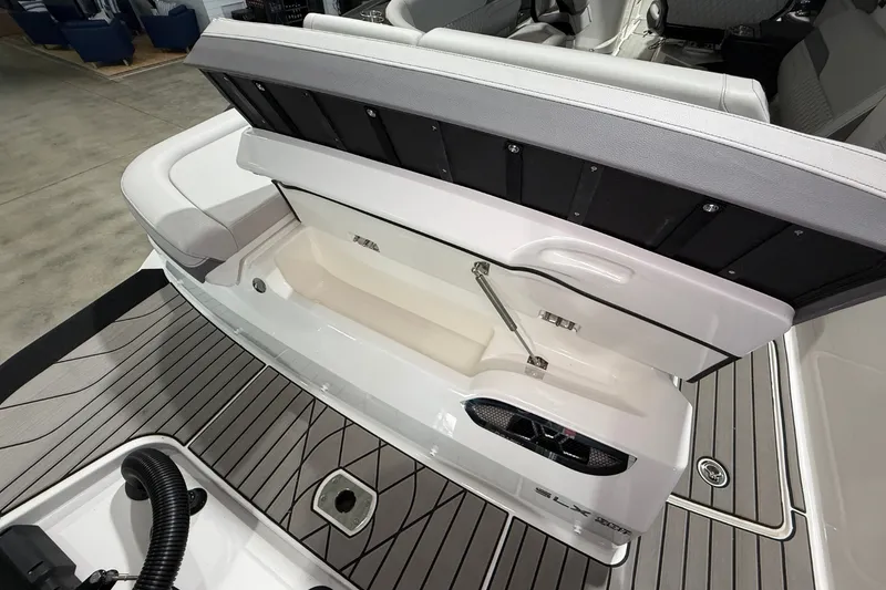 Slide: The Image of Sea Ray SLX 280 Outboard 2026 - 10