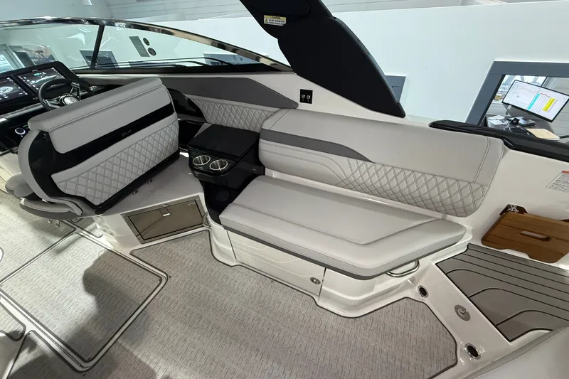 Slide: The Image of Sea Ray SLX 280 Outboard 2026 - 15