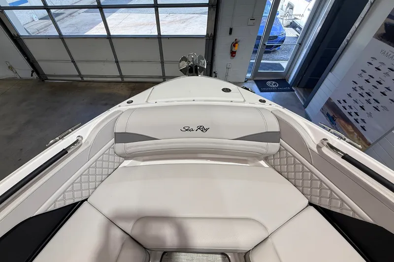 Slide: The Image of Sea Ray SLX 280 Outboard 2026 - 30