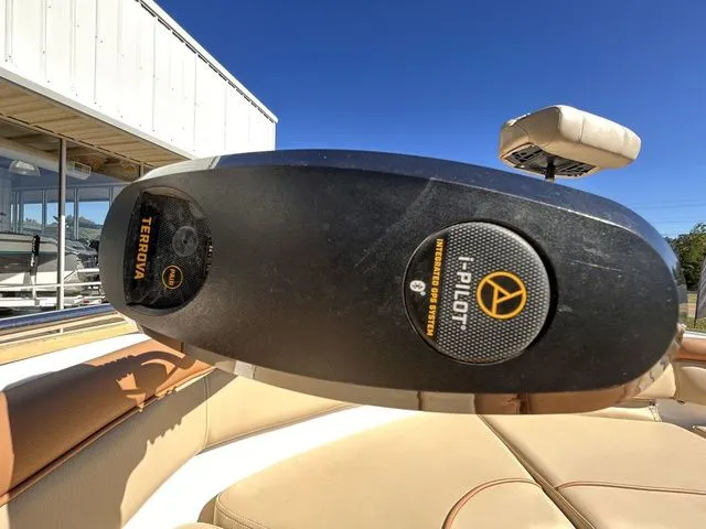 Slide: The Image of NauticStar 211 Hybrid 2023 - 12