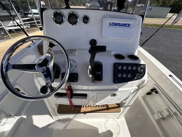 Slide: The Image of NauticStar 211 Hybrid 2023 - 16