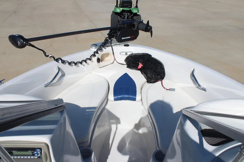 Slide: The Image of 2008 Tahoe Q5i SF boat interior with trolling motor and seating area. - 16