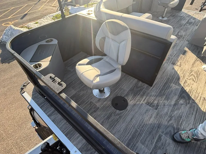 Slide: The Image of Bentley Pontoons 180 LE 3 PT 2026 - 29