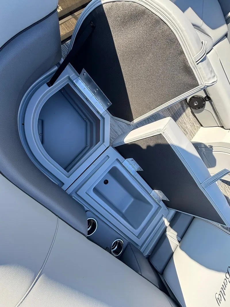 Slide: The Image of Bentley Pontoons 223 LEGACY QSB 2026 - 13