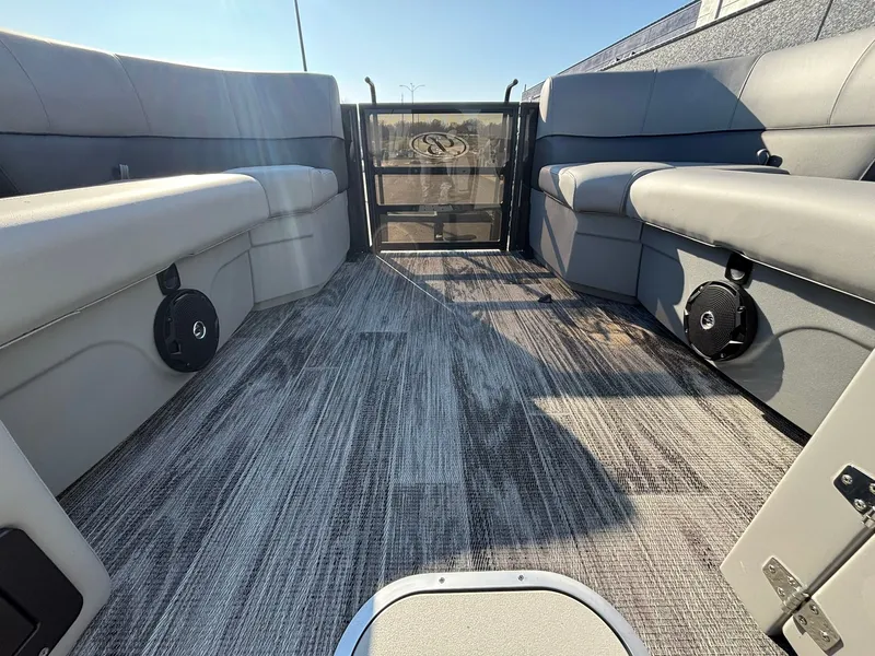 Slide: The Image of Bentley Pontoons 223 LEGACY QSB 2026 - 16