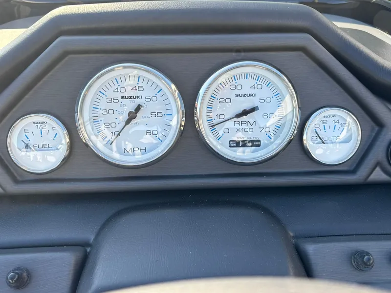 Slide: The Image of Bentley Pontoons 223 LEGACY QSB 2026 - 24