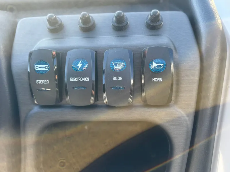 Slide: The Image of Bentley Pontoons 223 LEGACY QSB 2026 - 25