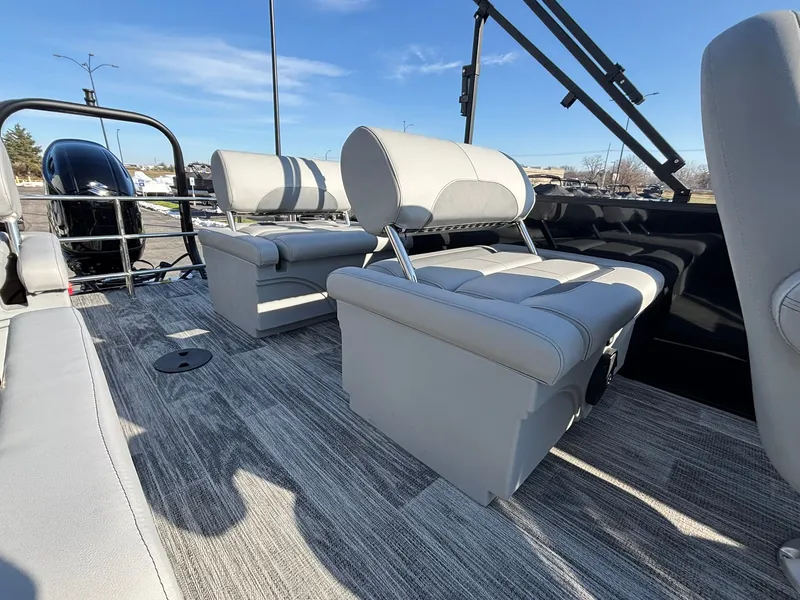 Slide: The Image of Bentley Pontoons 223 LEGACY QSB 2026 - 30