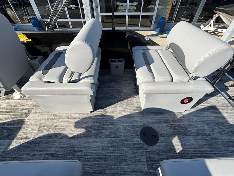 Slide: The Image of Bentley Pontoons 223 LEGACY QSB 2026 - 32