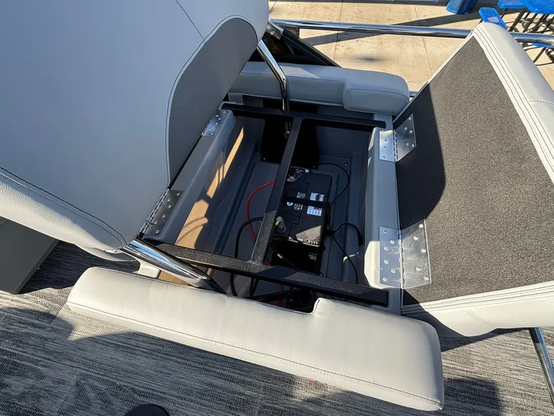 Slide: The Image of Bentley Pontoons 223 LEGACY QSB 2026 - 34