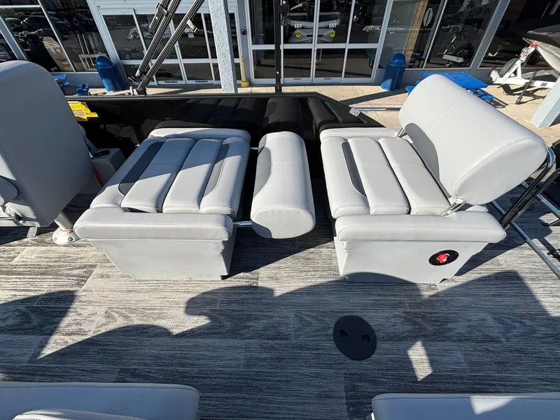 Slide: The Image of Bentley Pontoons 223 LEGACY QSB 2026 - 35