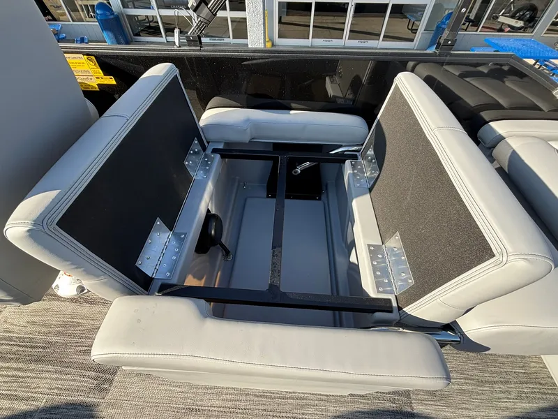 Slide: The Image of Bentley Pontoons 223 LEGACY QSB 2026 - 36