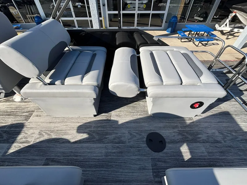 Slide: The Image of Bentley Pontoons 223 LEGACY QSB 2026 - 37