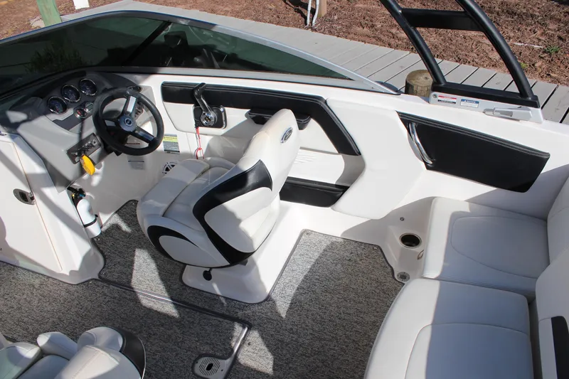 Slide: The Image of Interior of 2018 Chaparral 21 H2O Sport boat with steering wheel and seating. - 16