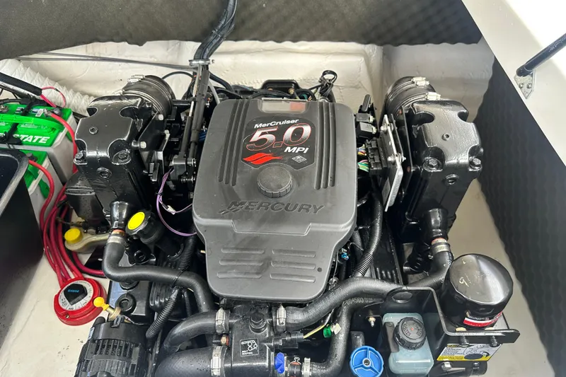 Slide: The Image of Engine of a 2006 Rinker 226 Captiva Bowrider with MerCruiser 5.0 MPI. - 16