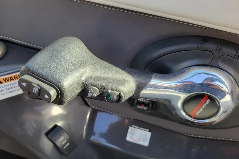 Slide: The Image of Throttle control of 2018 Monterey 278SS Super Sport boat with Mercury SmartCraft system. - 20