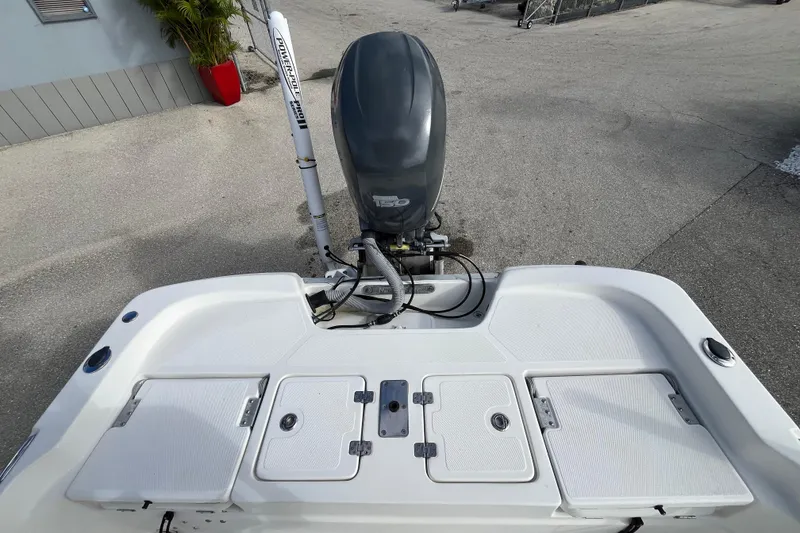 Slide: The Image of 2005 NauticStar 2200 Nautic Bay boat with outboard motor, viewed from the stern. - 14